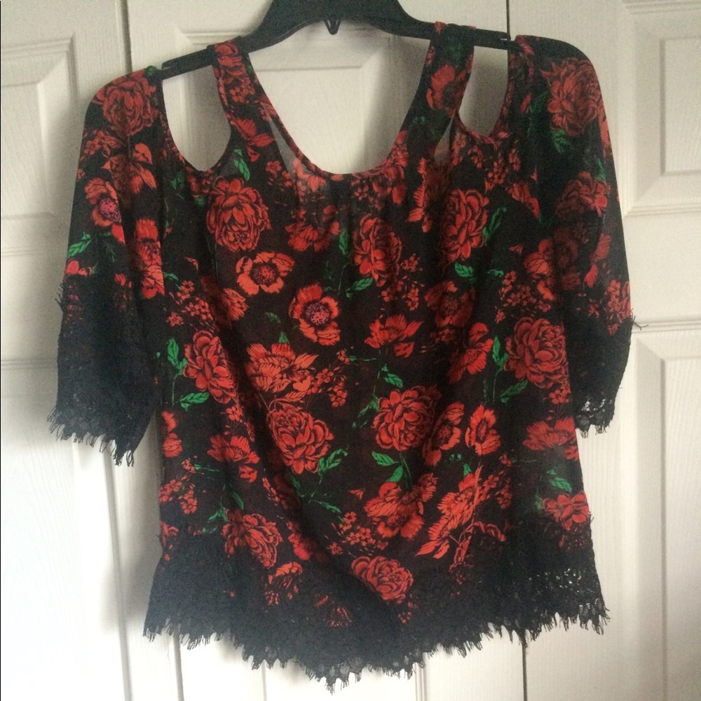 COLD SHOULDER TOP WITH LACE FRINGE AT BOTTOM